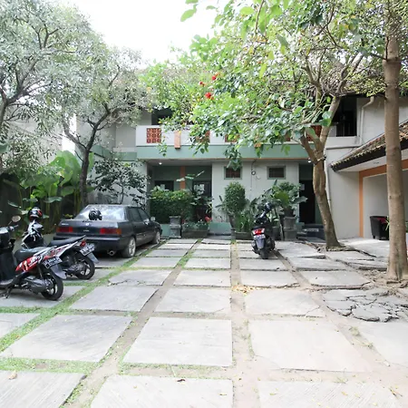 Reddoorz Near Solo Balapan Station 2-2